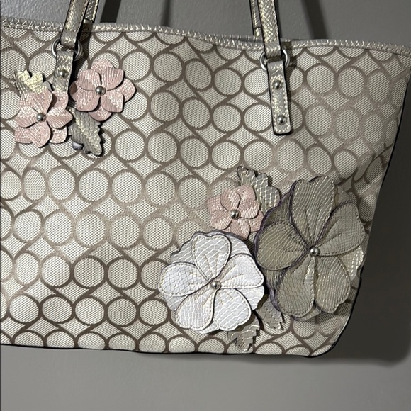 Nine West Cream and Pink Totes Elegant and Spacious - Picture 2 of 10